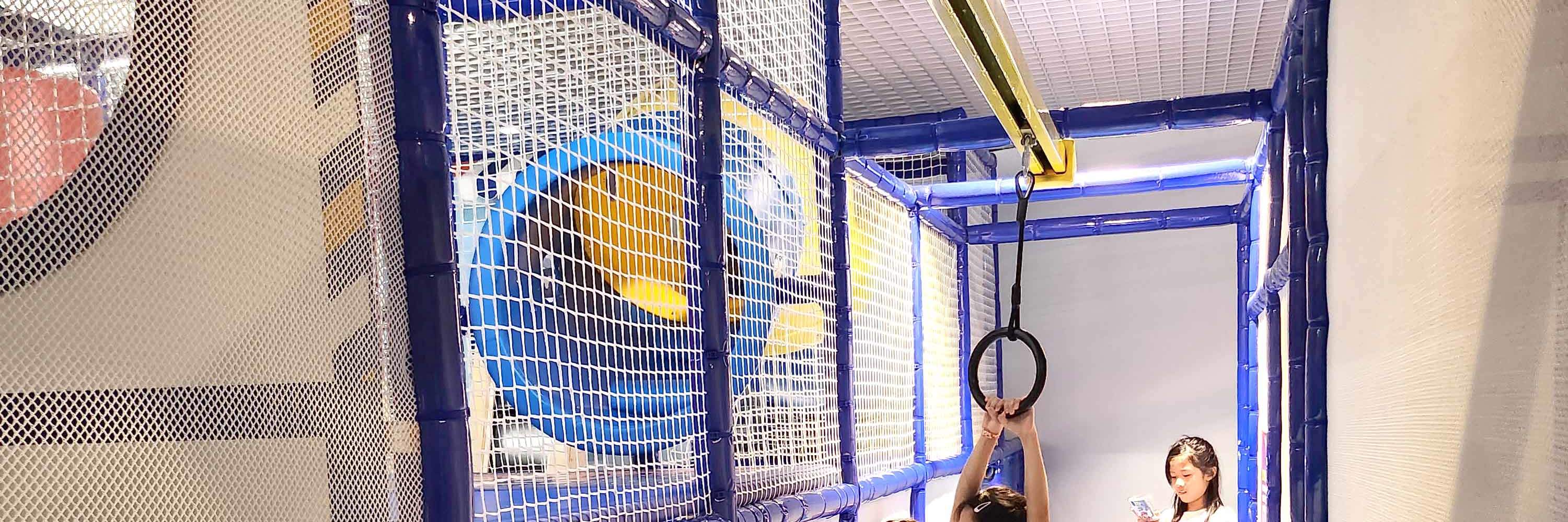 bambino che si dondola sull'attrazione