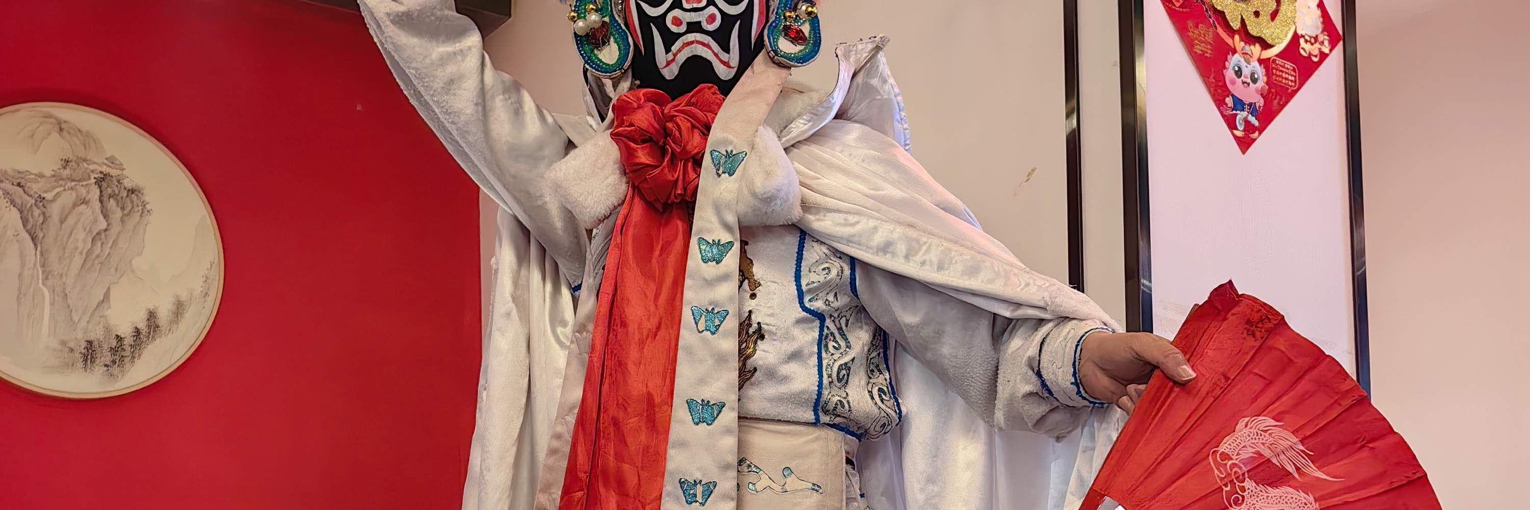 Potrete anche assistere a spettacoli di cambio maschera ogni sera.