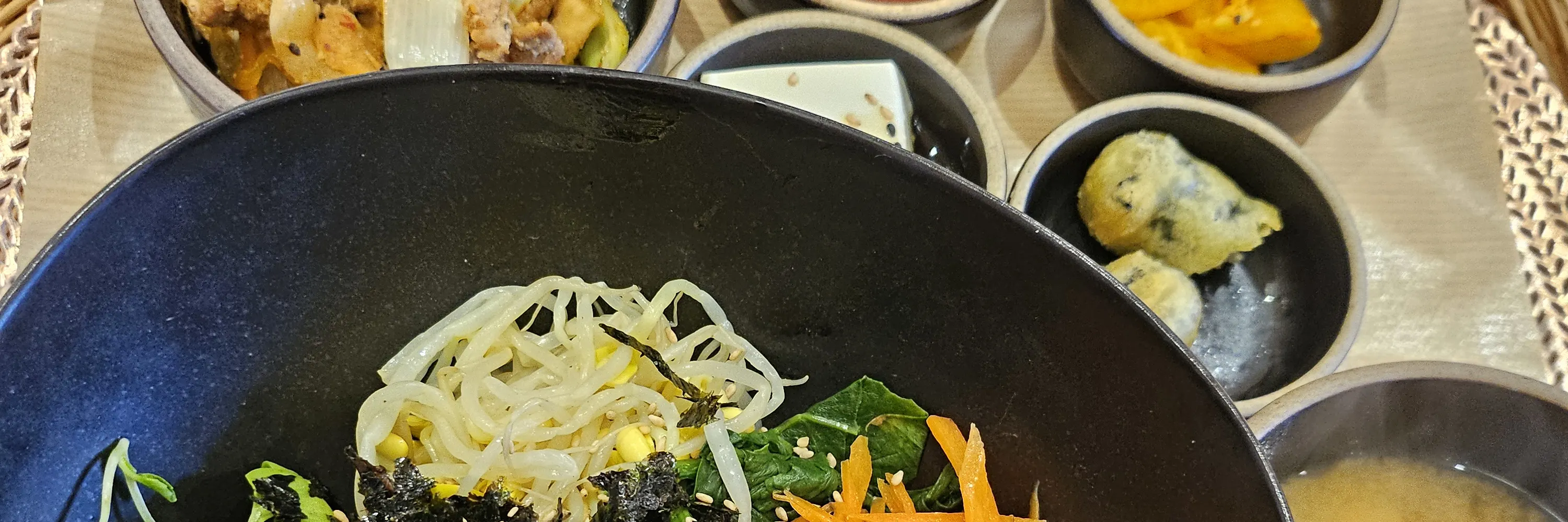 餐点：尝尝韩国招牌菜——拌饭！
享用用有机食材烹制的温热米饭。
