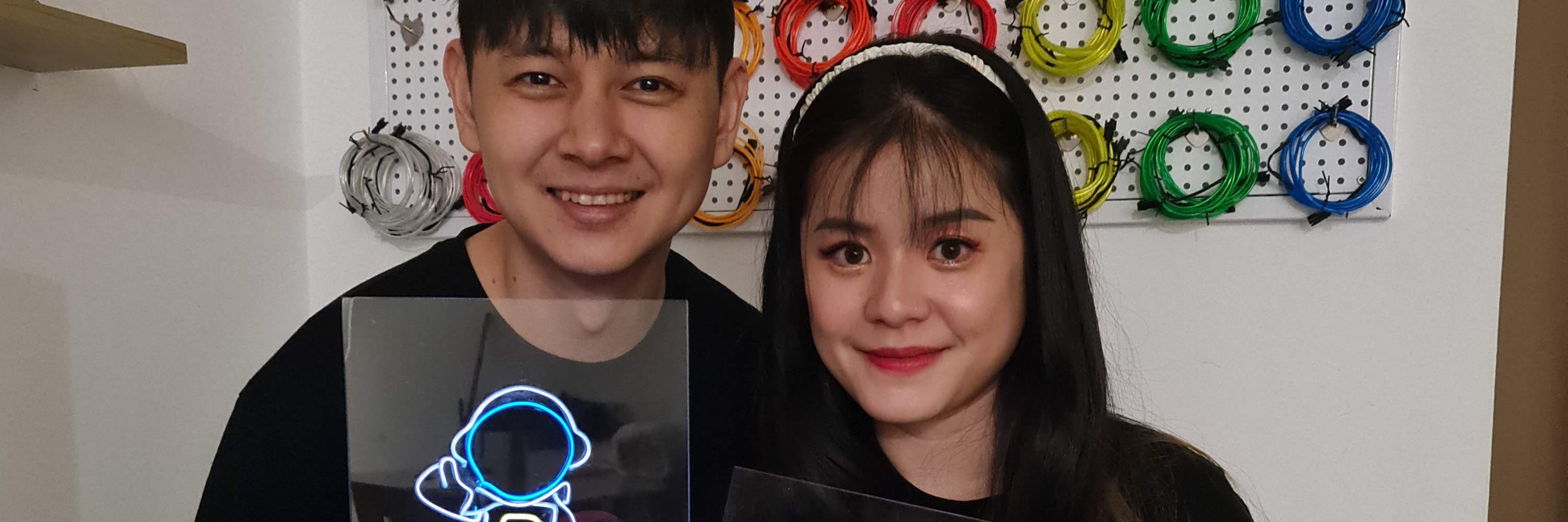 一對夫婦和他們的霓虹燈藝術品