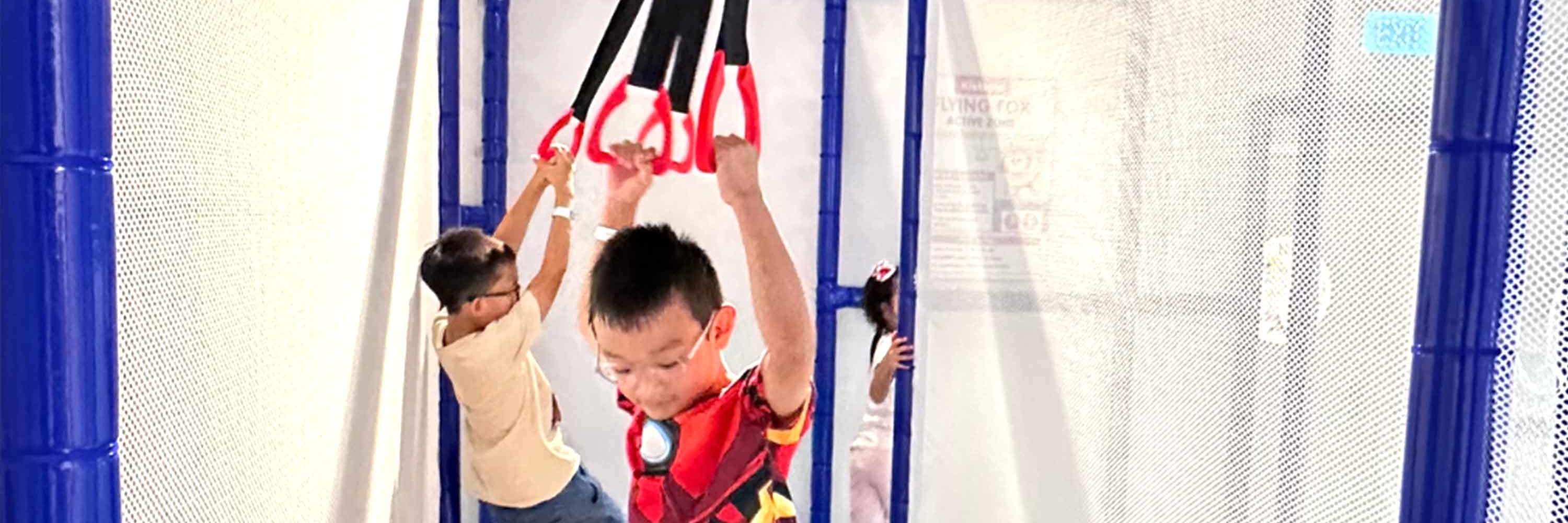 niños pequeños columpiándose