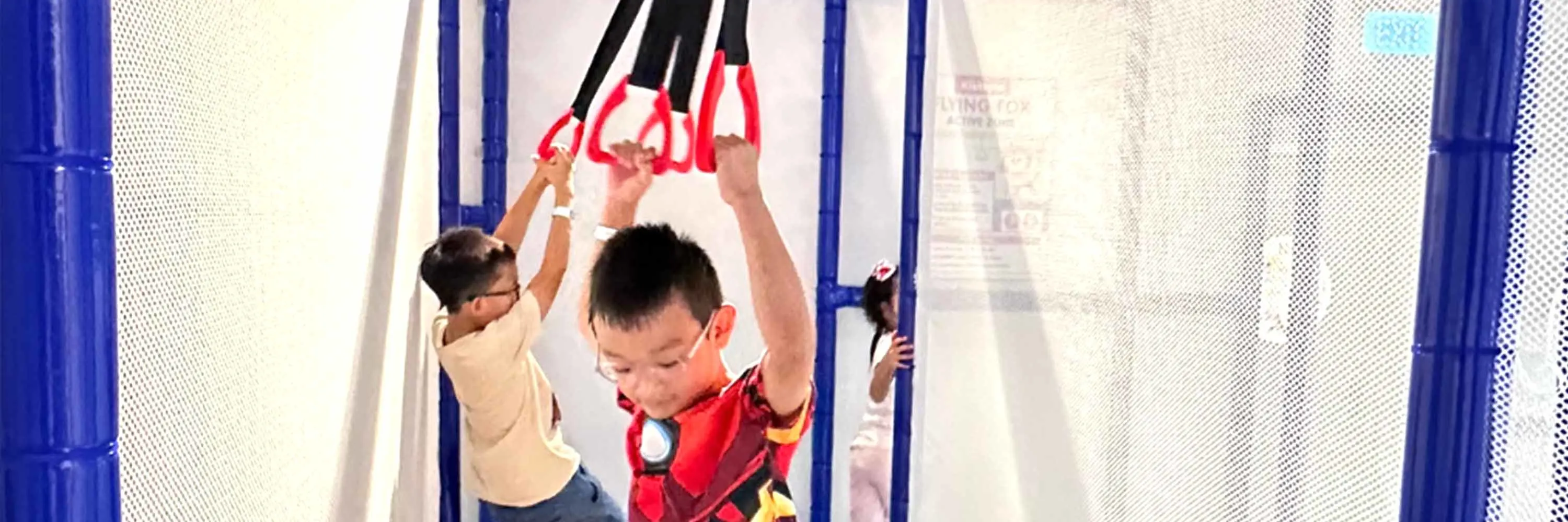小孩子们荡秋千
