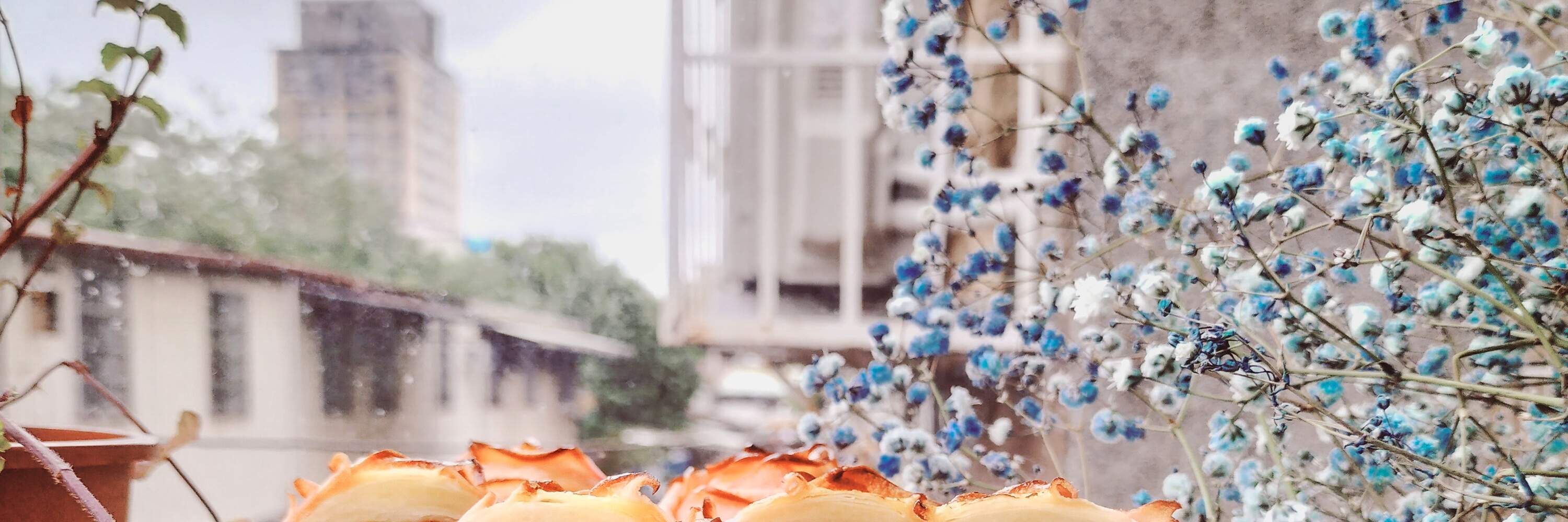 Torta con mela, rosa e tuorlo d'uovo