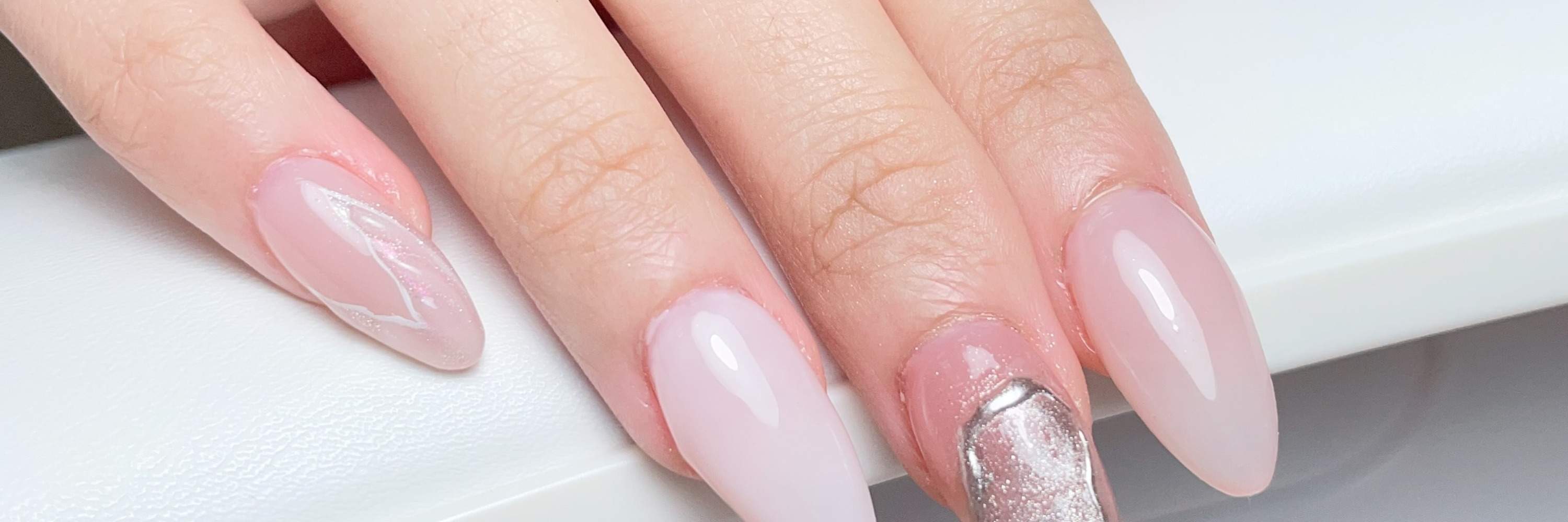 ดีไซน์หางนางเงือกสุดหรู - สร้างความโดดเด่นด้วยเล็บนางเงือกสุดอลังการ! ดำดิ่งสู่การทำเล็บครั้งต่อไปของคุณด้วยเกล็ดระยิบระยับและสีสันที่ได้แรงบันดาลใจจากมหาสมุทร จองเลยตอนนี้เพื่อเปลี่ยนเล็บของคุณให้กลายเป็นทะเลแห่งเวทมนตร์! 🧜‍♀️✨