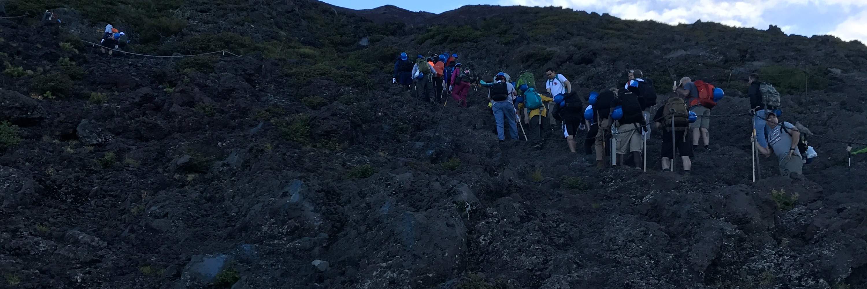 Gunung Fuji mendaki di pagi hari