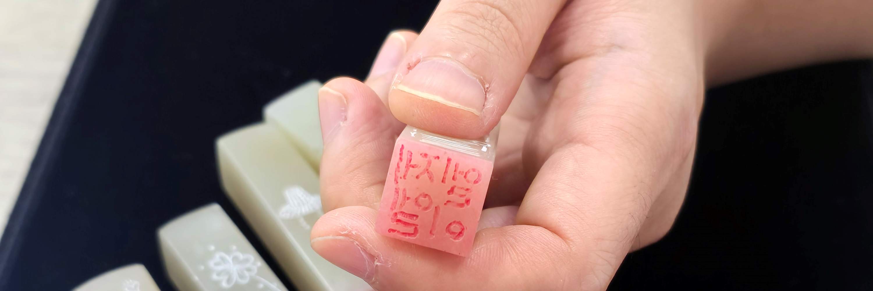 Suvenir Perjalanan Korea Terbaik! Stempel buatan tangan ini, yang dirancang dan diukir secara pribadi oleh anda di Seoul, jantung K-Pop dan K-Drama, akan menjadi suvenir terbaik untuk secara jelas menyimpan kegembiraan kunjungan anda ke Korea. Bagikan pen