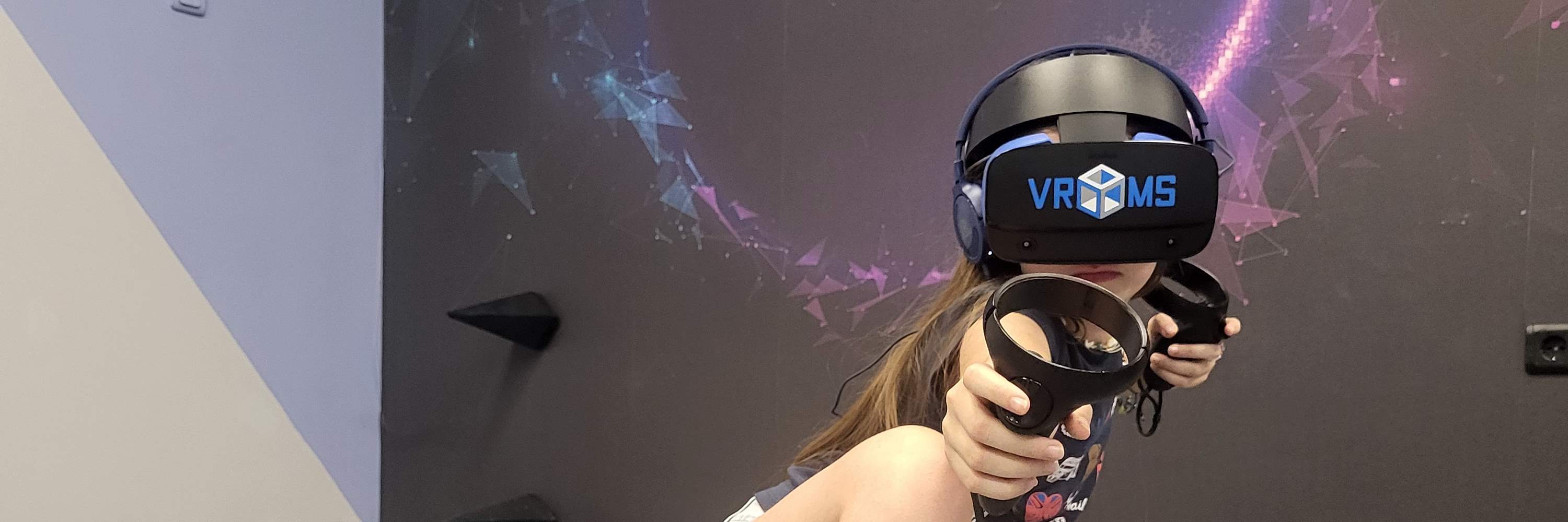 Cô gái chơi game bắn súng VR