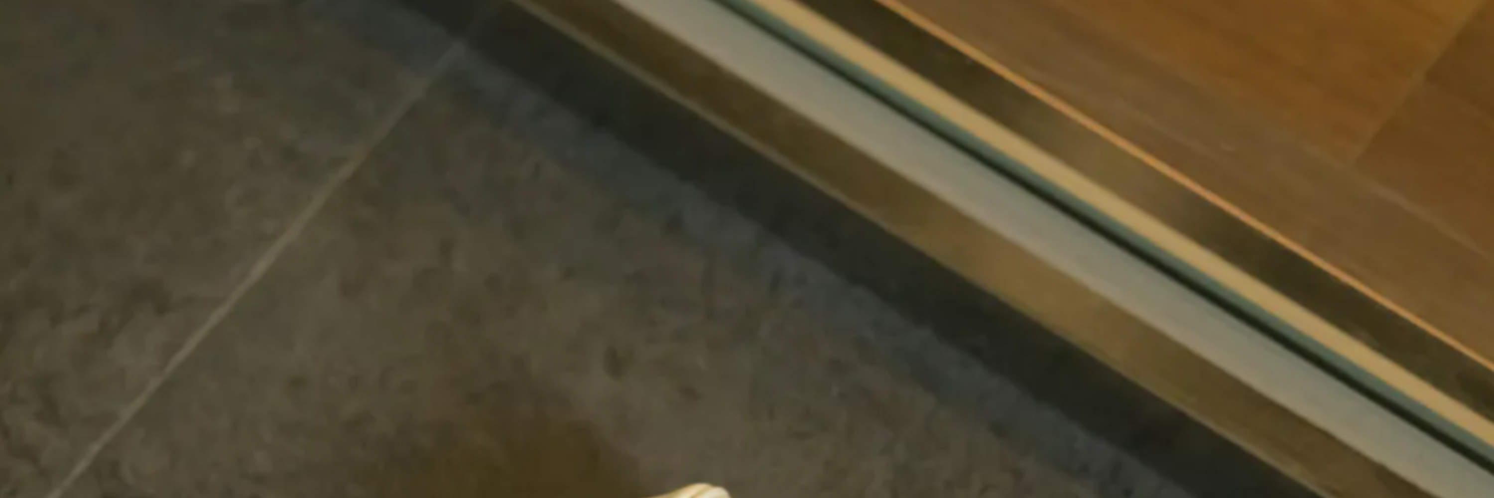 在韩国，我们常说“愿你只走在鲜花铺满的道路上”，以此祝愿人们的生活充满幸福和好运。
对于每一位穿着“花鞋”来访的客人，我们衷心希望您的旅程也同样美好。