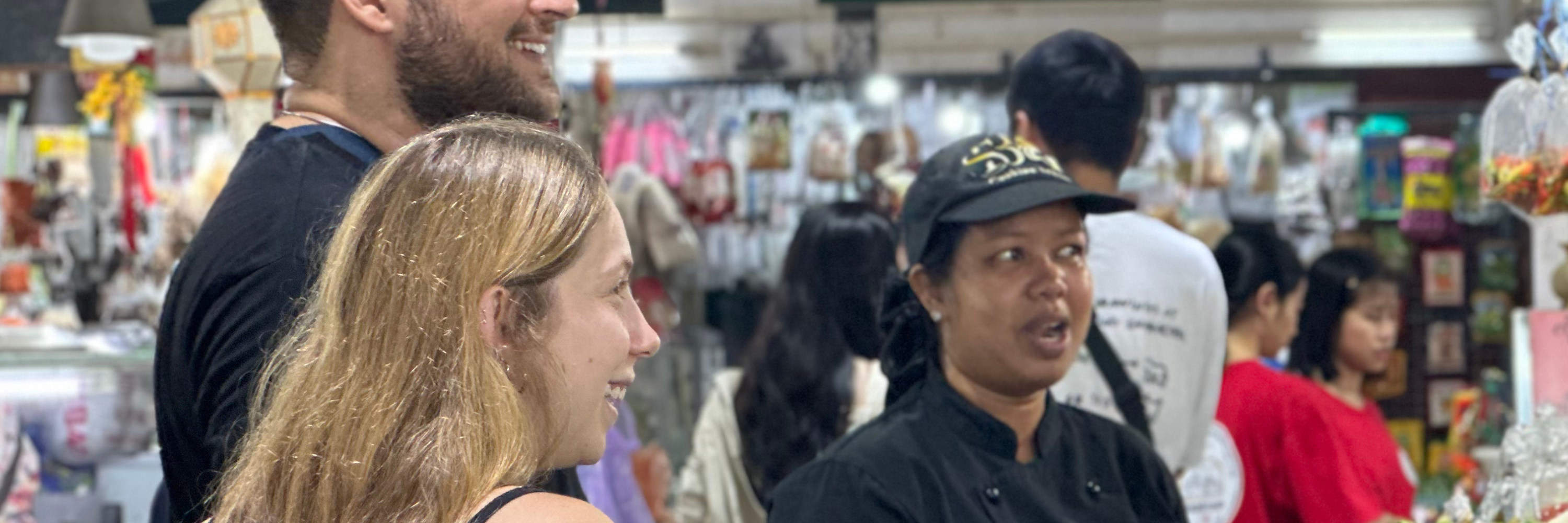 Bắt đầu hành trình nấu ăn Thái Lan của bạn với một chuyến tham quan chợ địa phương—khám phá màu sắc, hương thơm và các nguyên liệu tươi ngon, đồng thời học cách chọn những sản phẩm tốt nhất với đầu bếp của chúng tôi. Sau đó, mang mọi thứ trở lại lớp học v