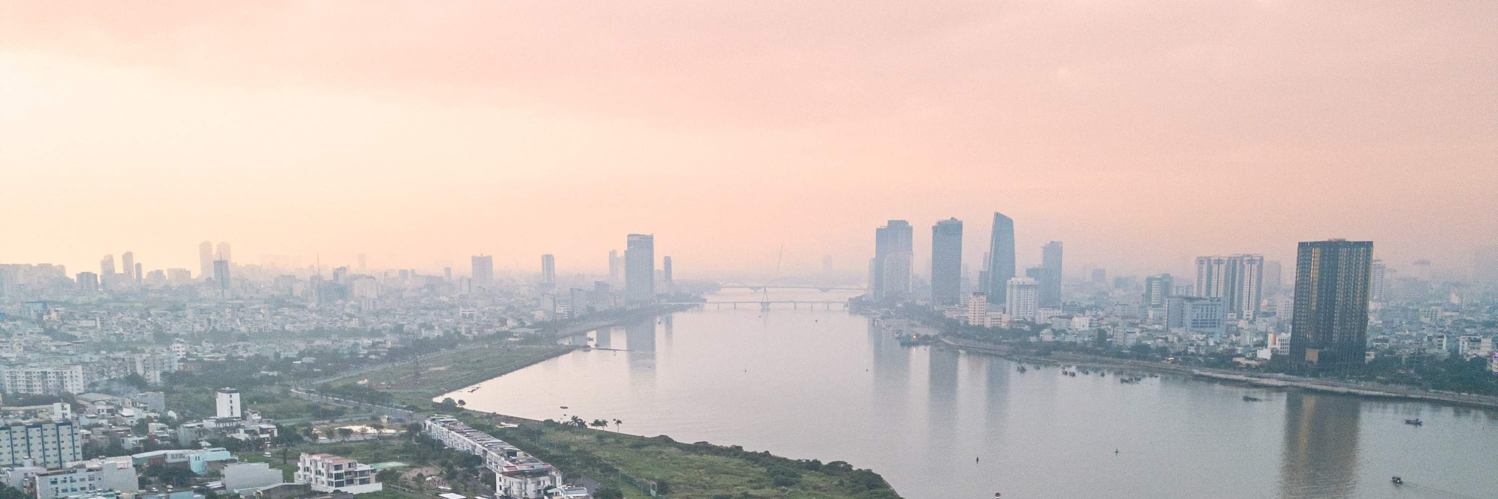 윈덤 다낭 골든 베이 호텔의 인피니티 풀에서 즐기는 플로팅 조식