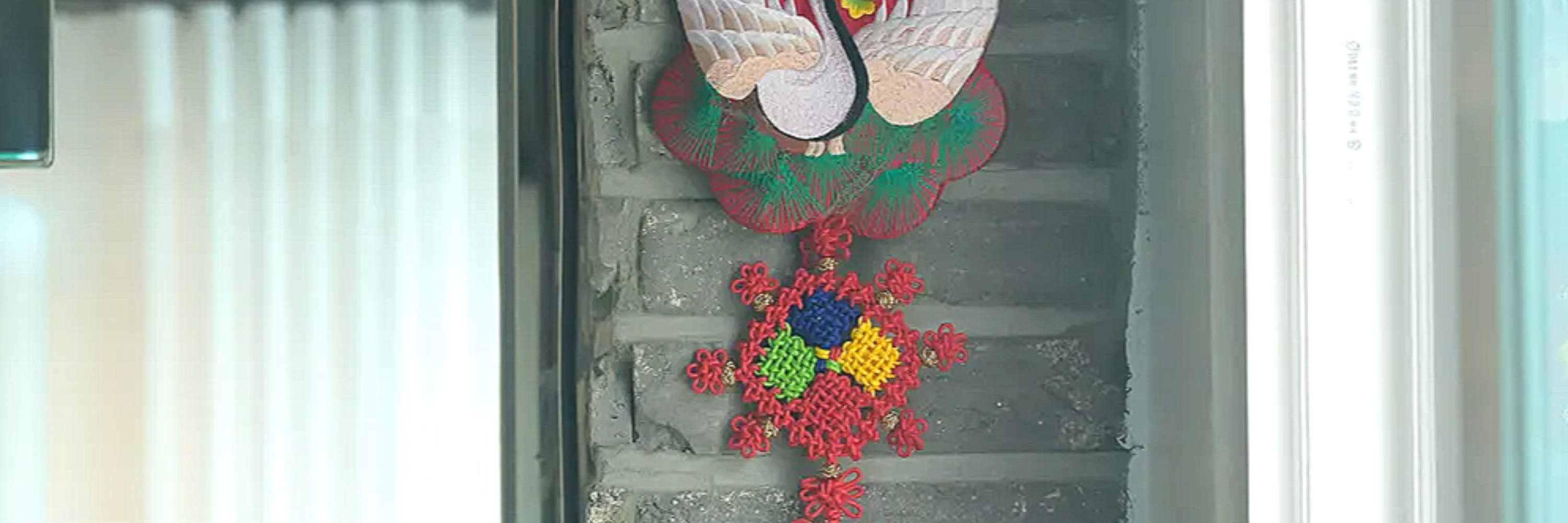 “鹤是象征长寿的十种动物（十长生）之一，在古代宫廷中备受珍视，象征着优雅和长寿。”