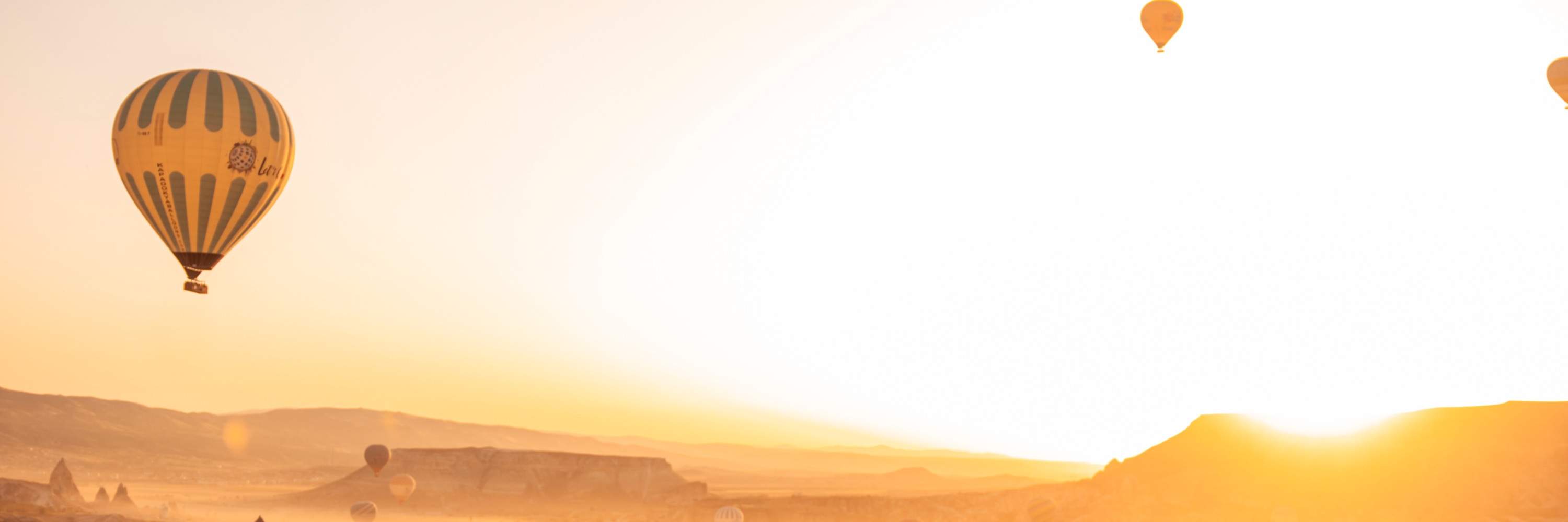 優雅舞動，感受緞面布料的輕柔飄逸