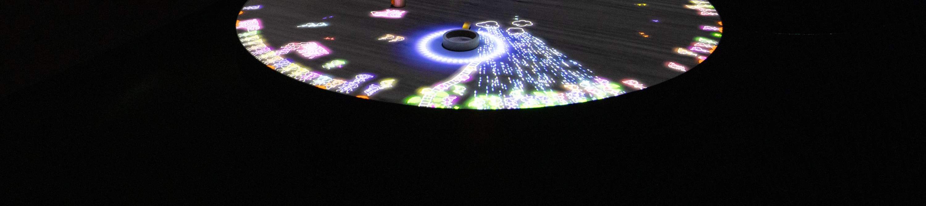 알록달록한 새 떼 사이를 나는 듯한 클라이밍