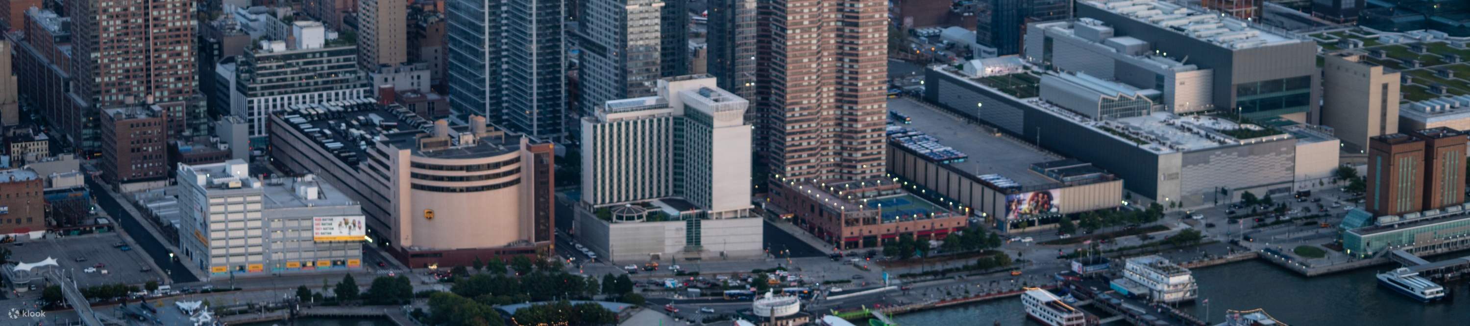 Terbang tinggi di atas Empire State Building yang ikonik untuk pengalaman helikopter yang tidak dapat dilupakan