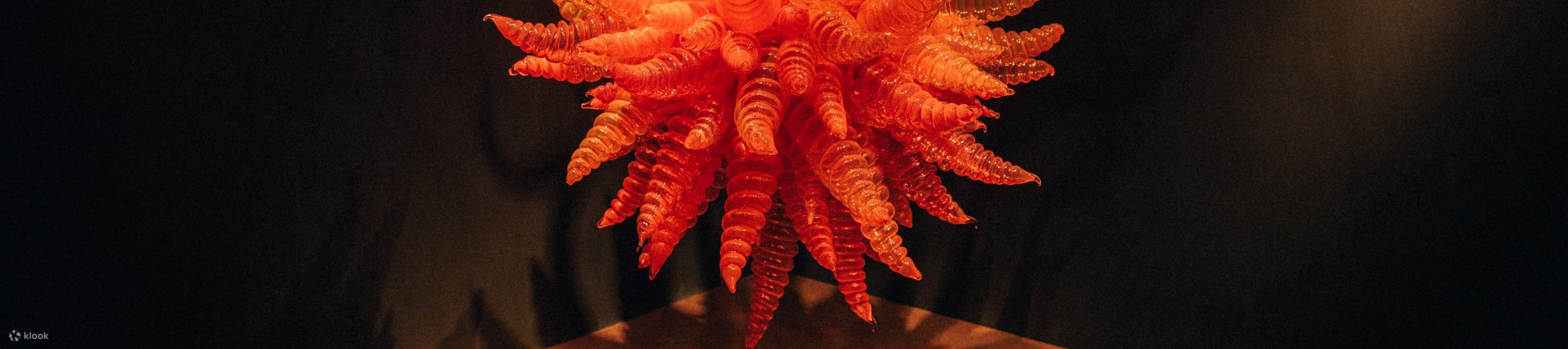 Explorer des galeries remplies d'art et d'artisanat locaux éclectiques