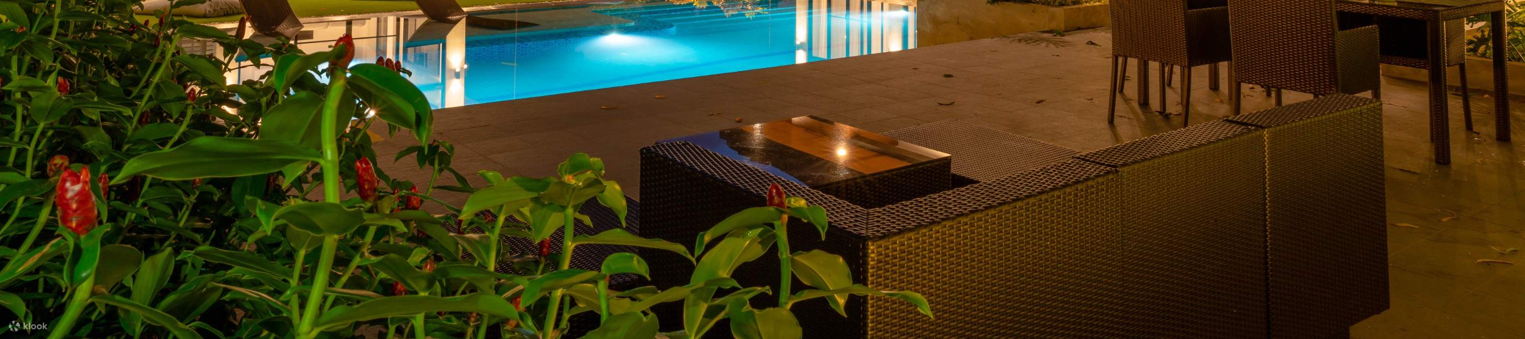 night view of pool and housse