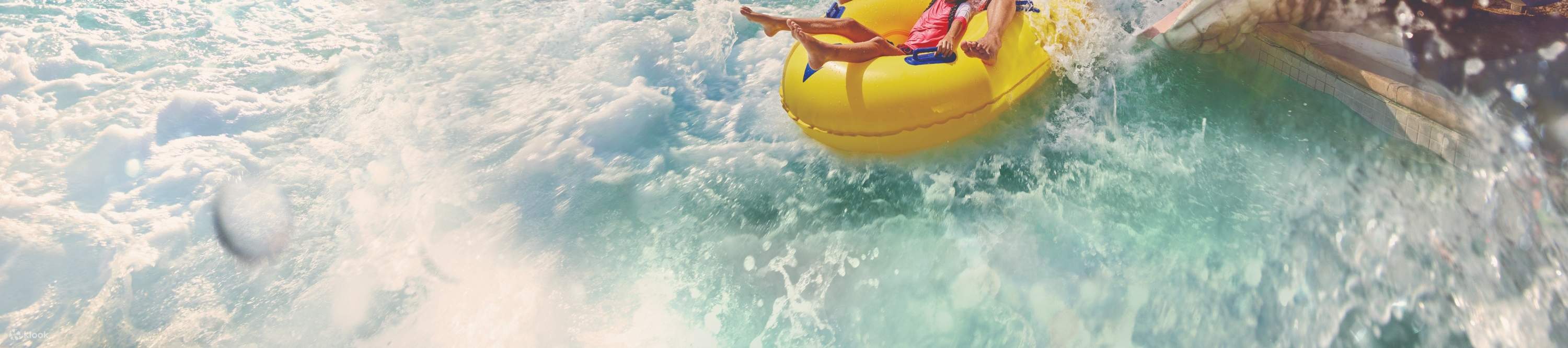 peralatan taman di Yas Waterworld