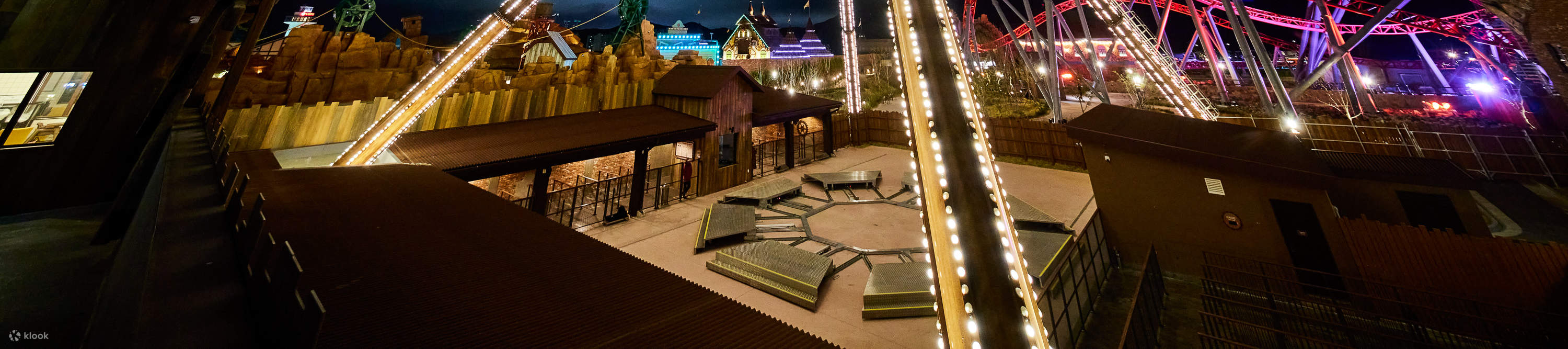 Vue nocturne de la balançoire géante