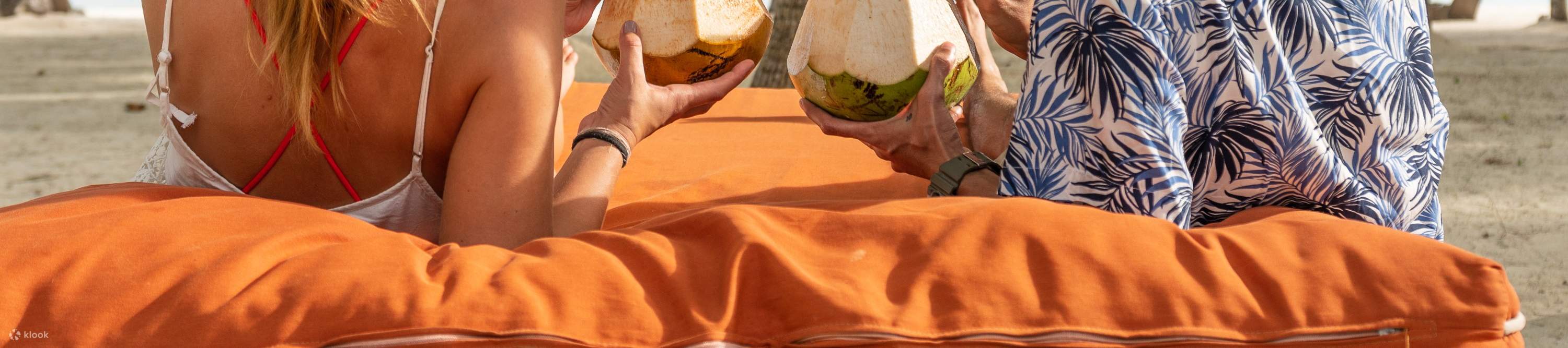 menikmati koktel di tepi pantai