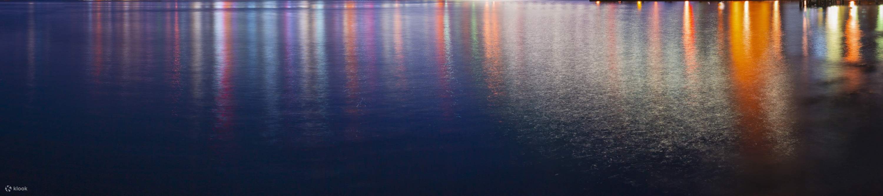 Goditi la vivace atmosfera di Circular Quay con scintillanti viste sul lungomare di notte