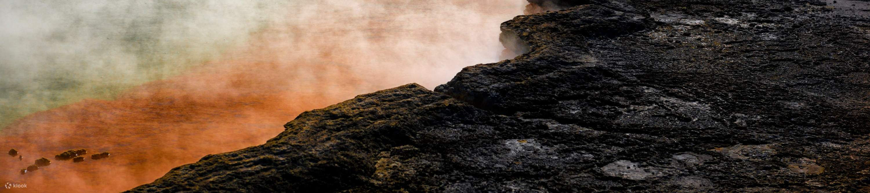 在生氣蓬勃的景緻中，盡情呼吸地熱奇觀所散發出的蒸氣