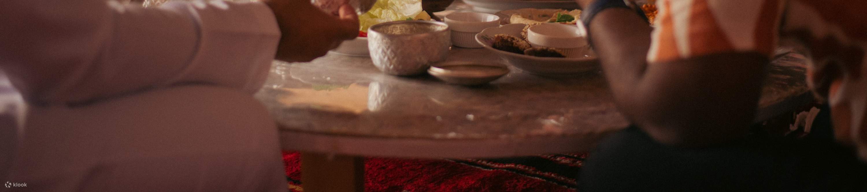 사막에서 즐기는 아랍 전통 티타임