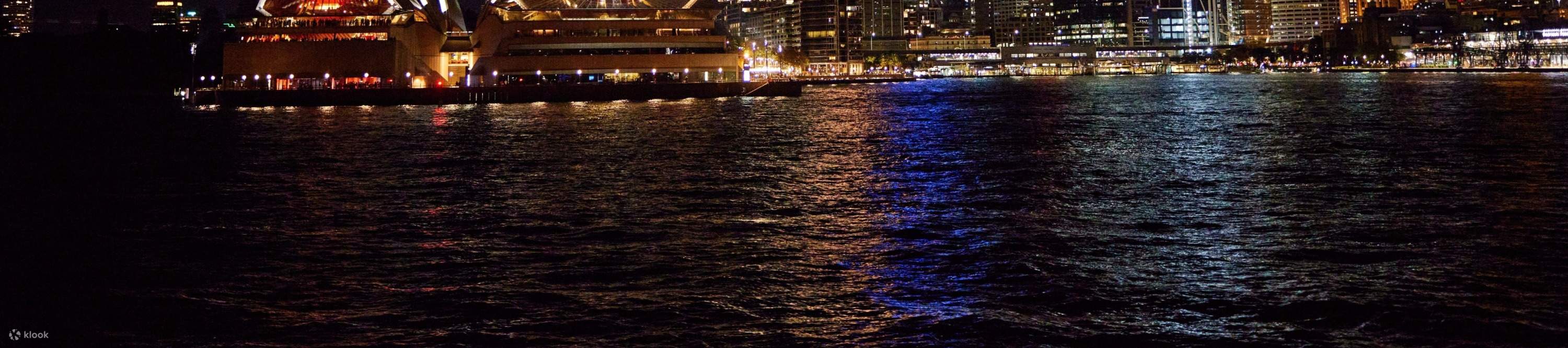 Scopri il fascino di Milsons Point con viste notturne mozzafiato sul porto di Sydney