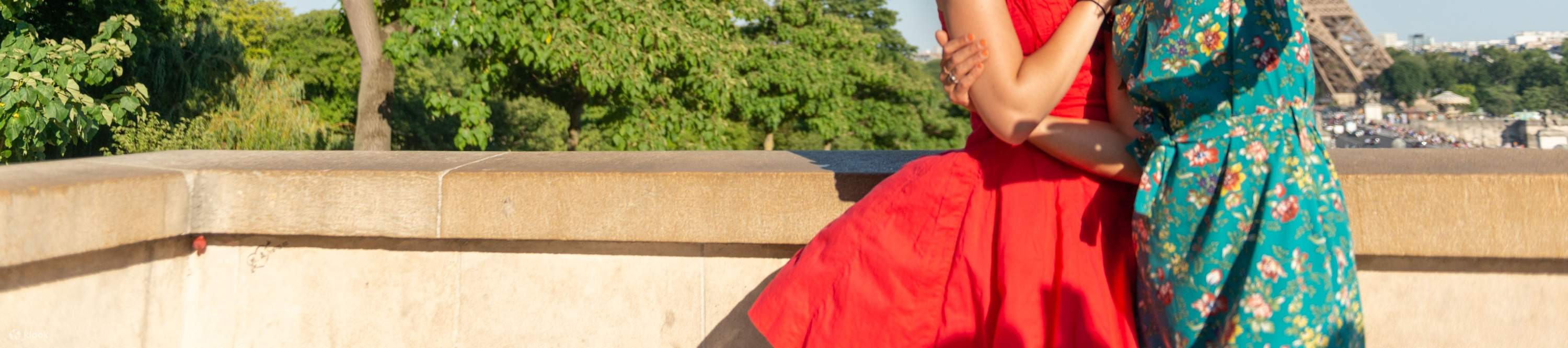 Amis prenant un selfie avec la Tour Eiffel