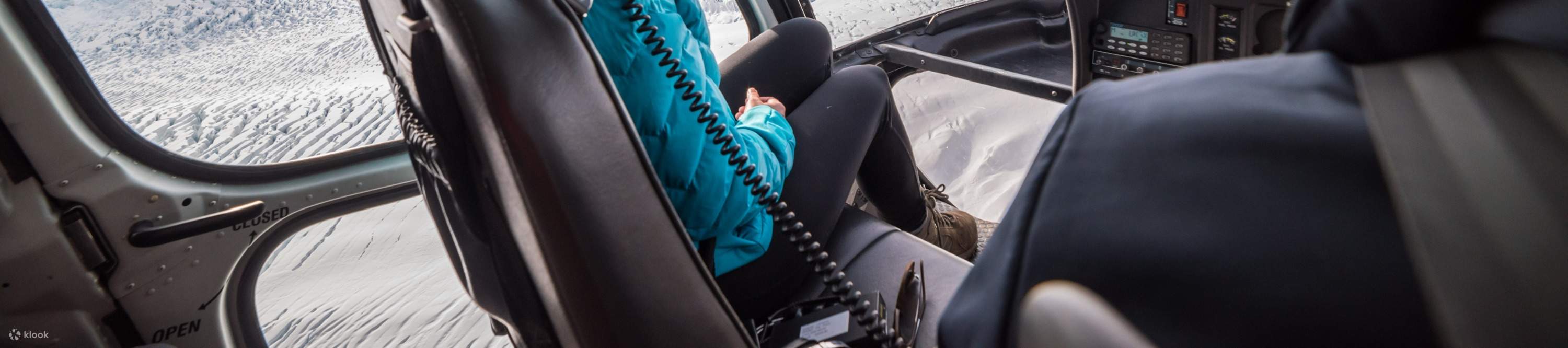 assis dans le cockpit