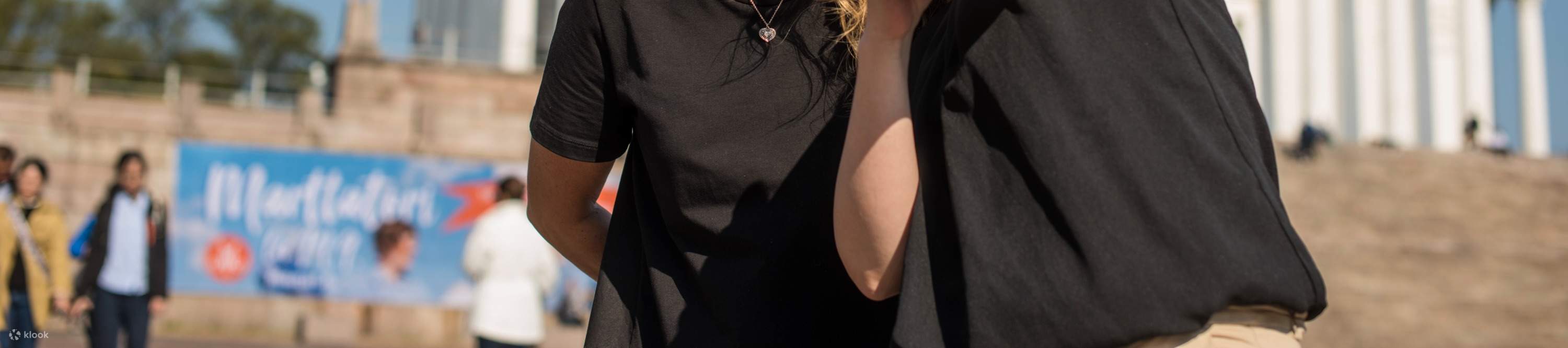 Ein Selfie vor einem Wahrzeichen machen