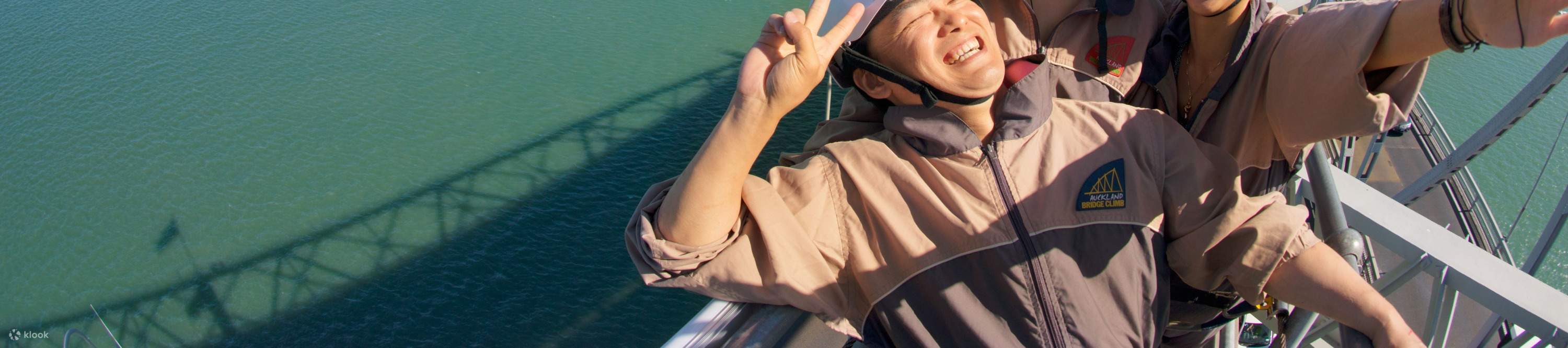 Freunde machen ein Selfie beim Auckland Harbour Bridge Climb