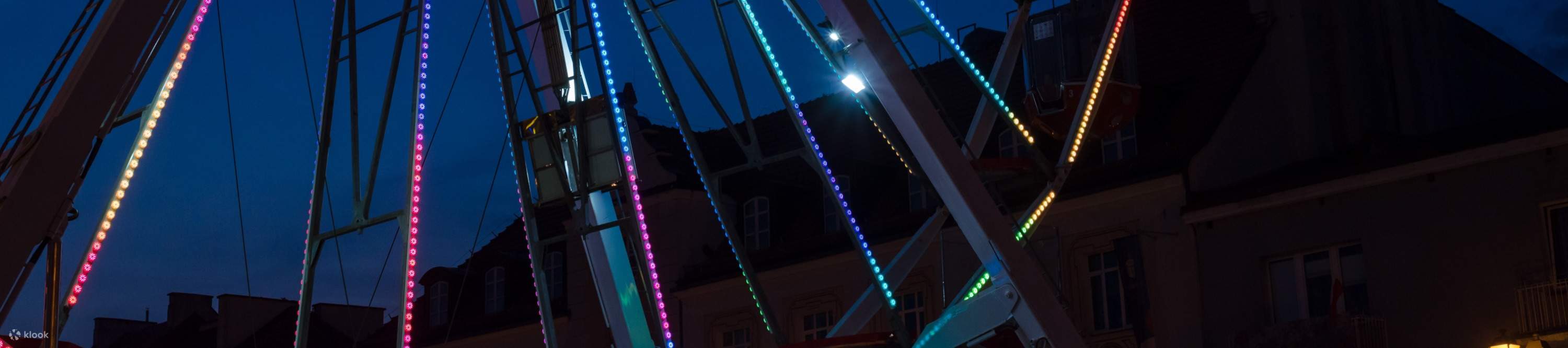 Disfrute de la fascinante vista nocturna en The View, con el pase Before Night Bus.