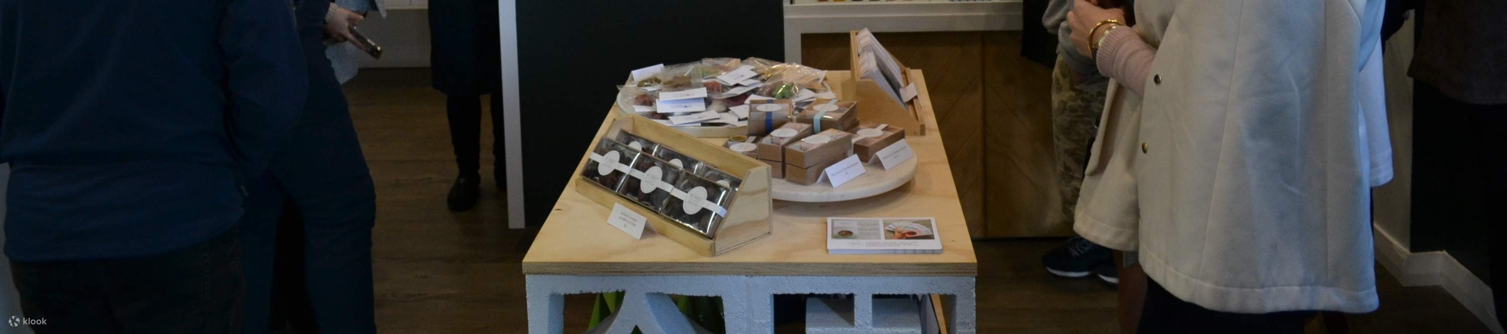 Dégustation de vins exquis associés à des fromages artisanaux sous des tonnelles ensoleillées