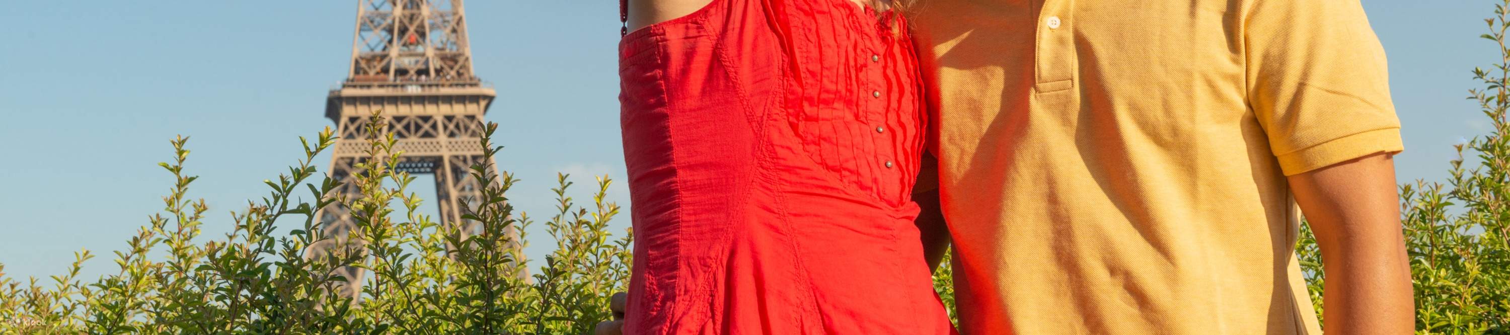 Couple prenant un selfie avec la Tour Eiffel