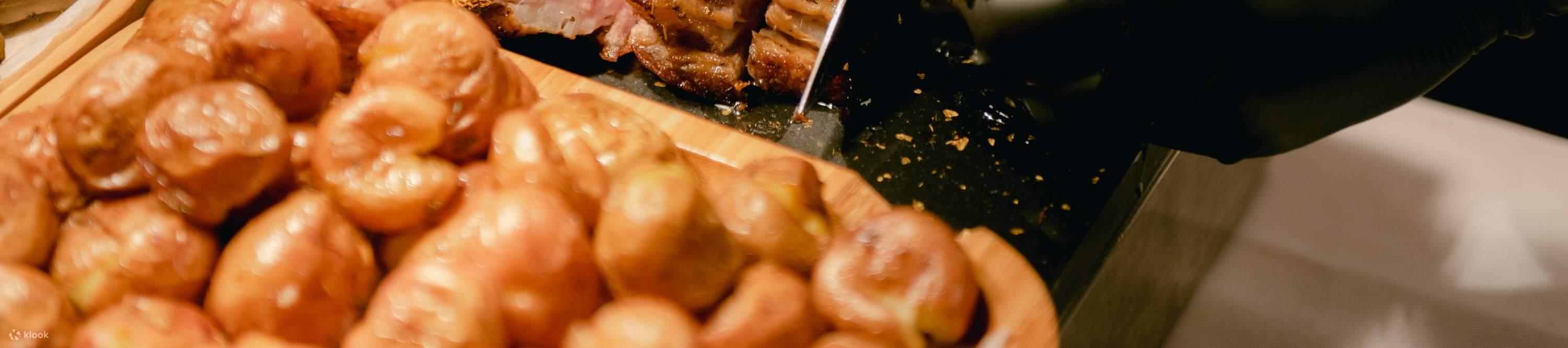 シェフがステーキを滑らせている