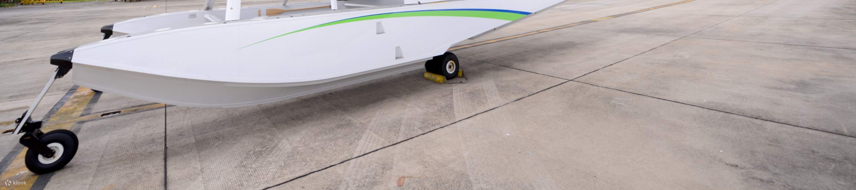 pesawat laut di lapangan terbang