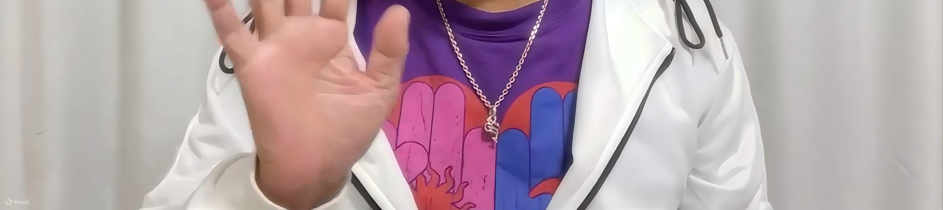 Un accueil chaleureux de Kato Taka. Il est ravi de partager des aperçus uniques de la culture japonaise, des histoires que vous ne trouverez nulle part ailleurs. Il invite personnellement les voyageurs internationaux à passer une soirée authentique et ino