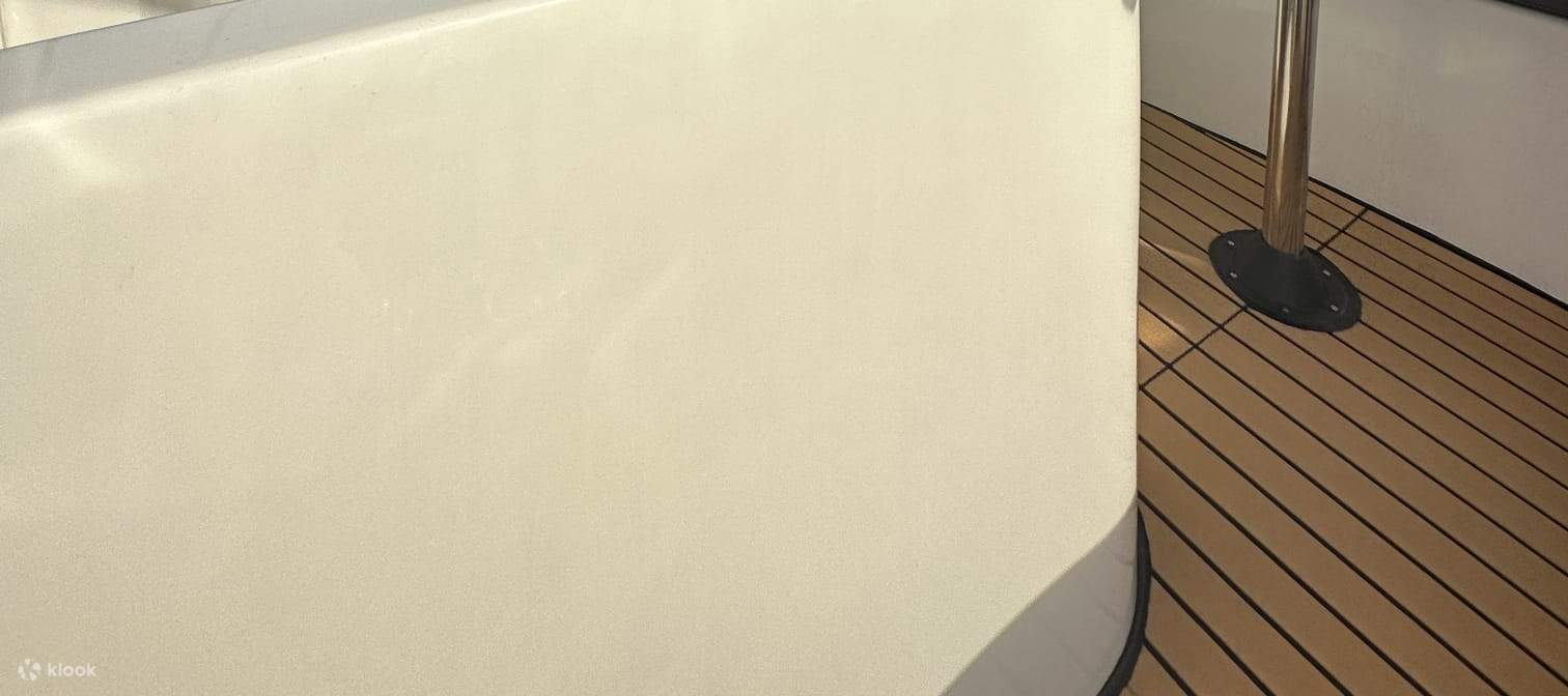 前往拉撒路岛的游艇租赁