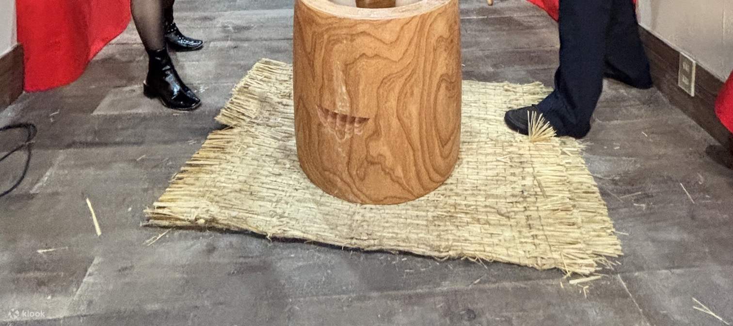 Traditionelles Mochi-Stampfen mit Verkostung