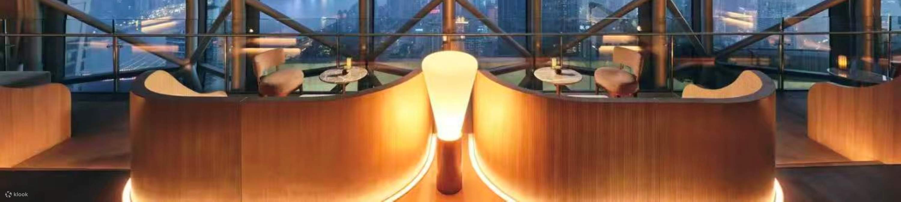 Genießen Sie von hier aus den Panoramablick auf die Stadt in komfortabler Atmosphäre und erleben Sie die einzigartige visuelle Pracht der Stadt bei Tag und Nacht.