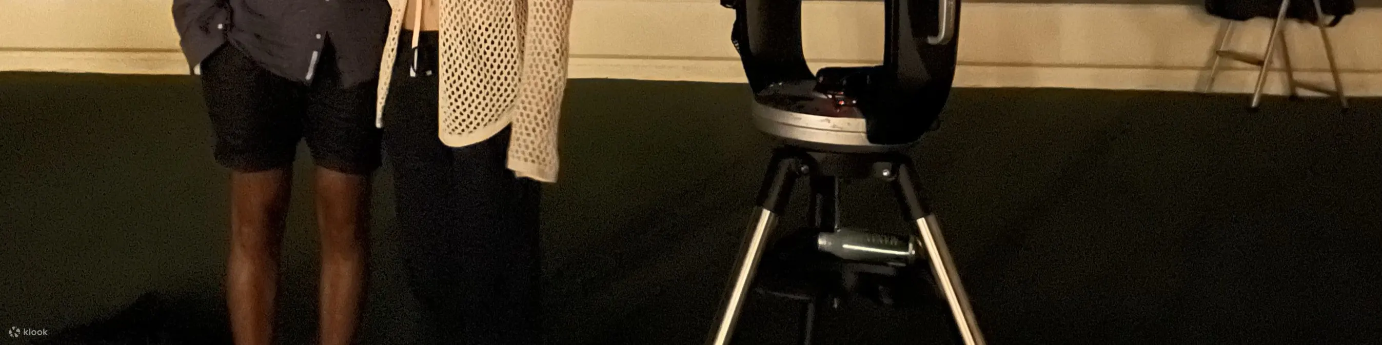 微笑的情侣在当地导游的指导下，一边观星一边学习夏威夷州语的名字