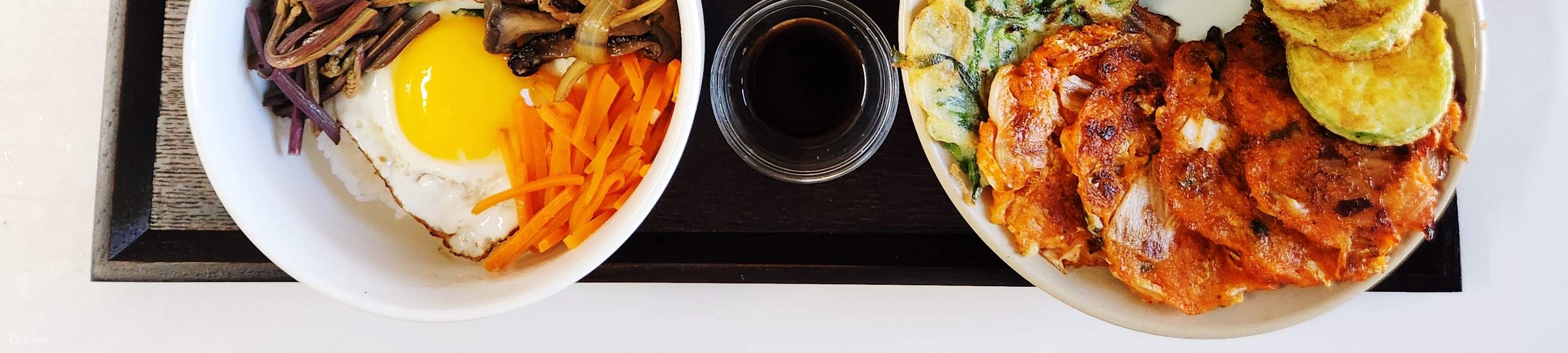 Menú básico de cena: Bibimbap, Doenjang jjigae, Jeon Surtido, Bulgogi