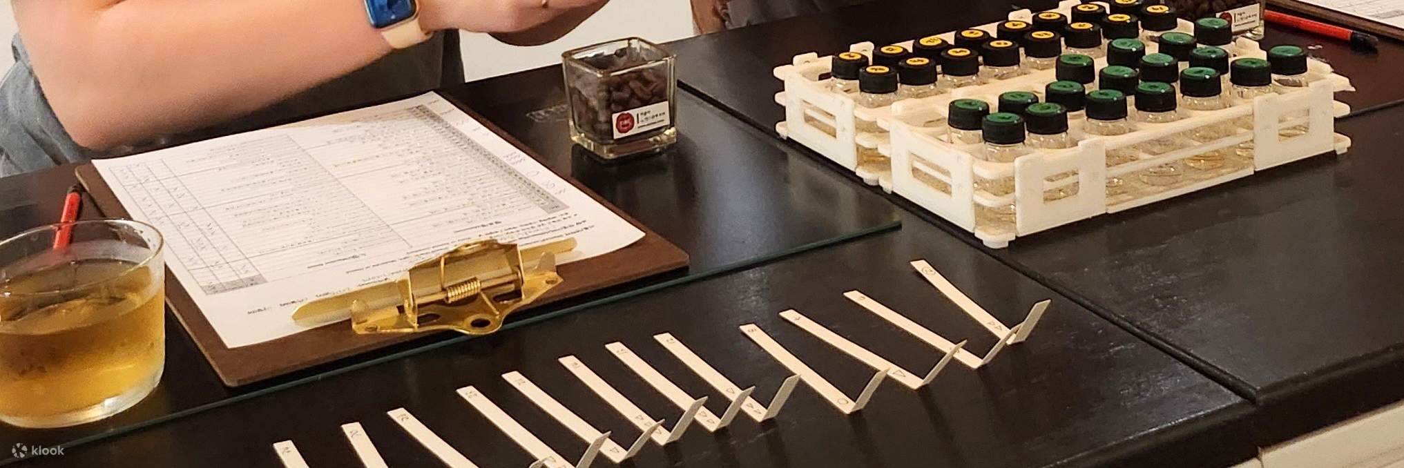 Sollen wir Schritt für Schritt beginnen? Der erste Schritt ist, jeden einzelnen Duftstoff einzeln zu riechen und darüber nachzudenken, wie er zu meinen Vorlieben passt.