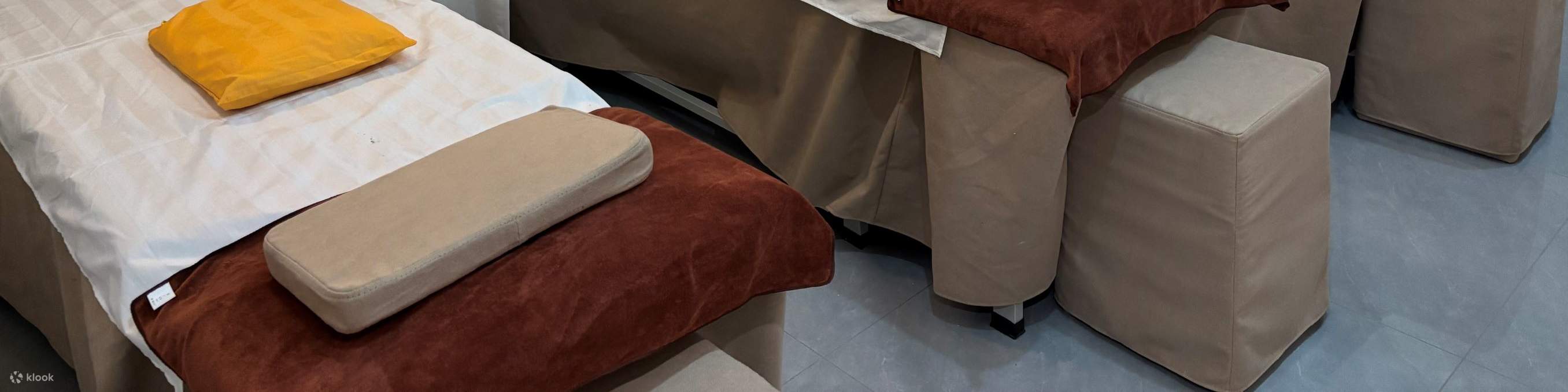 การผสมผสานการประคบร้อนและเหล้าสมุนไพรจากเทคนิคที่ไม่ใช่ของเสียช่วยให้ความร้อนซึมลึกเข้าไปในชั้นลึก ซึ่งช่วยบรรเทาความเหนื่อยล้าได้ดีกว่าการนวดทั่วไป หลังจากนวดแล้วคอสามารถหมุนได้อย่างง่ายดาย และหลังก็สามารถยืดตรงได้ ทำให้ร่างกายรู้สึกปลอดโปร่ง