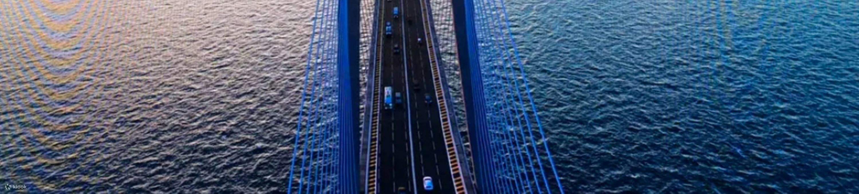 Vividly recreates the solemnity of the royal palace and the beauty of Chinese architecture.