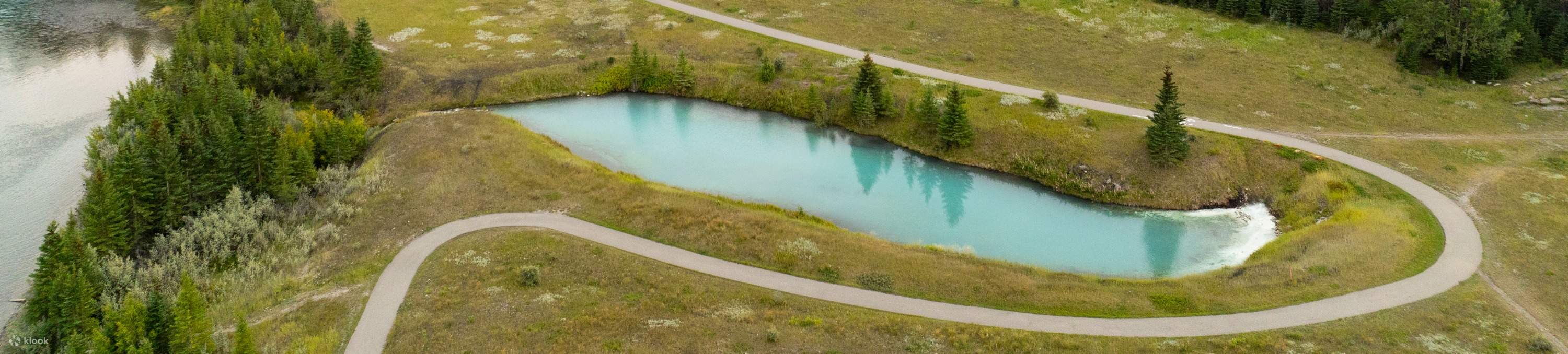 Bewundern Sie die ruhige Aussicht auf den See und fangen Sie die Schönheit der friedlichen Landschaft ein.