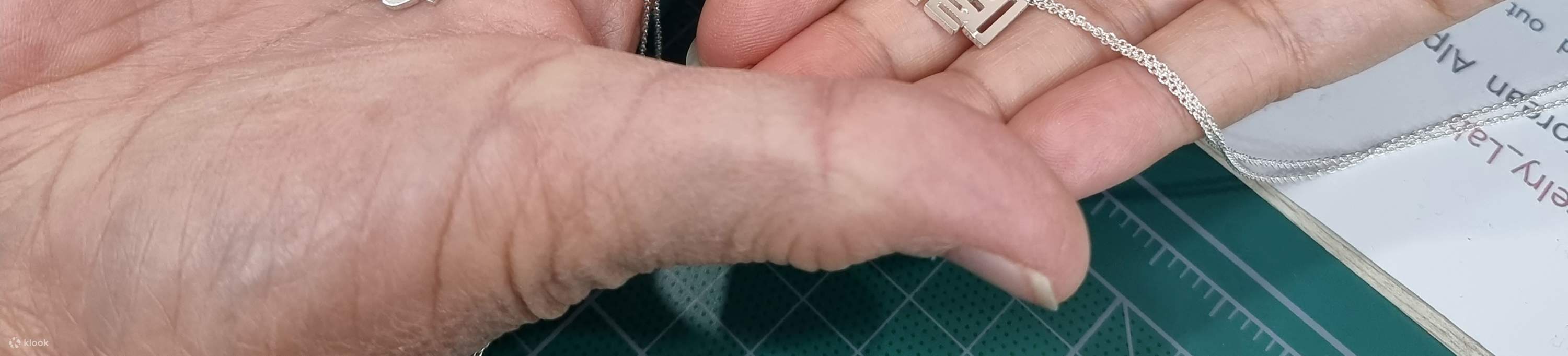 • Anda dapat memilih dan membuat perhiasan perak yang Anda inginkan, seperti kalung, anting-anting, gelang, gantungan kunci, dan pin (bros).