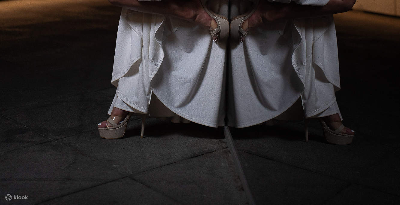 Pose romantique avec l'architecture futuriste du DDP – Séance photo de nuit à Séoul avec ambiance dramatique.