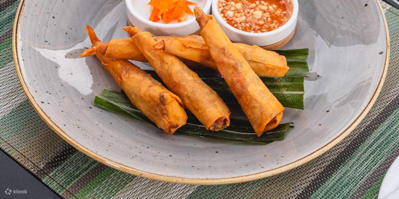 Ресторан и бар на крыше Up & Above в отеле The Okura Prestige Bangkok