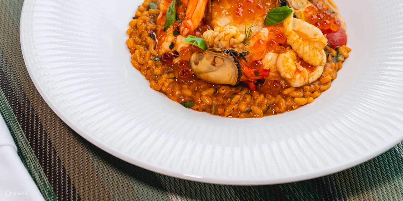 Ресторан и бар на крыше Up & Above в отеле The Okura Prestige Bangkok